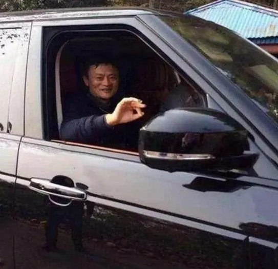 Sợ xa cách với các bạn khi tham gia họp lớp, tỷ phú Jack Ma làm một hành động khiến ai cũng nể phục - Ảnh 2. Sợ xa cách với các bạn khi tham gia họp lớp, tỷ phú Jack Ma làm một hành động khiến ai cũng nể phục - Ảnh 2.