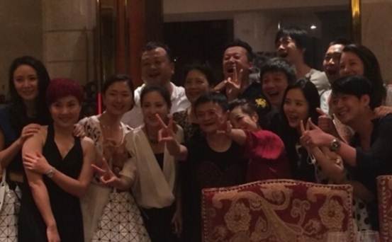 Sợ xa cách với các bạn khi tham gia họp lớp, tỷ phú Jack Ma làm một hành động khiến ai cũng nể phục - Ảnh 4. Sợ xa cách với các bạn khi tham gia họp lớp, tỷ phú Jack Ma làm một hành động khiến ai cũng nể phục - Ảnh 4.