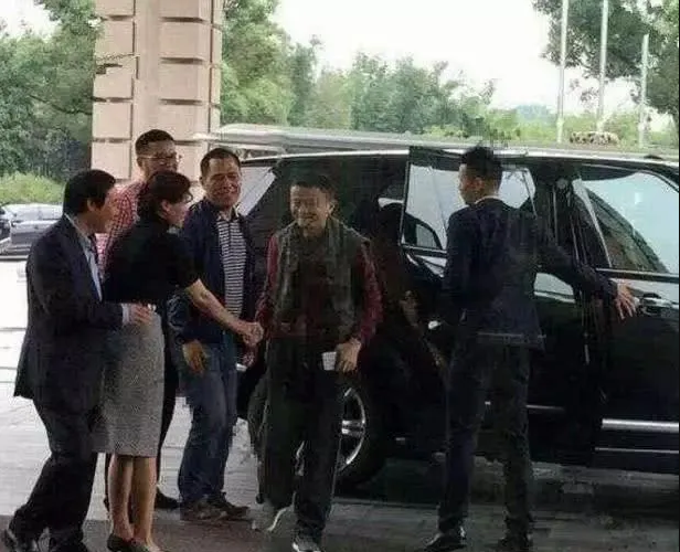 Sợ xa cách với các bạn khi tham gia họp lớp, tỷ phú Jack Ma làm một hành động khiến ai cũng nể phục - Ảnh 3. Sợ xa cách với các bạn khi tham gia họp lớp, tỷ phú Jack Ma làm một hành động khiến ai cũng nể phục - Ảnh 3.
