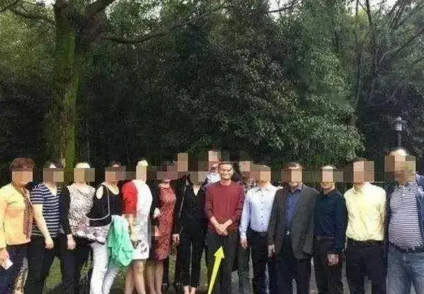 Sợ xa cách với các bạn khi tham gia họp lớp, tỷ phú Jack Ma làm một hành động khiến ai cũng nể phục - Ảnh 6. Sợ xa cách với các bạn khi tham gia họp lớp, tỷ phú Jack Ma làm một hành động khiến ai cũng nể phục - Ảnh 6.