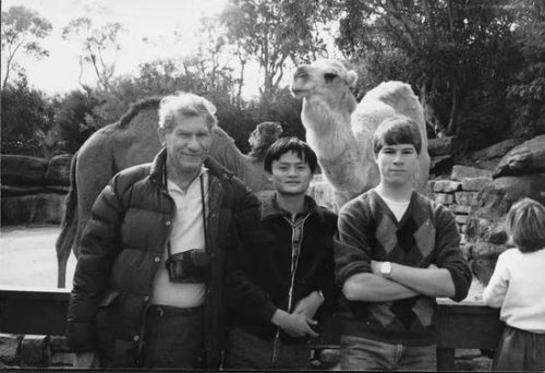 Sợ xa cách với các bạn khi tham gia họp lớp, tỷ phú Jack Ma làm một hành động khiến ai cũng nể phục - Ảnh 8. Sợ xa cách với các bạn khi tham gia họp lớp, tỷ phú Jack Ma làm một hành động khiến ai cũng nể phục - Ảnh 8.