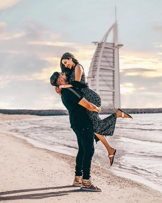 Vợ của triệu phú Dubai lên tiếng dạy khôn bạn gái tỷ phú Jeff Bezos cách đồng hành bên một người đàn ông giàu có: Mèo nào thắng mỉu nào? - Ảnh 2. Vợ của triệu phú Dubai lên tiếng dạy khôn bạn gái tỷ phú Jeff Bezos cách đồng hành bên một người đàn ông giàu có: Mèo nào thắng mỉu nào? - Ảnh 2.