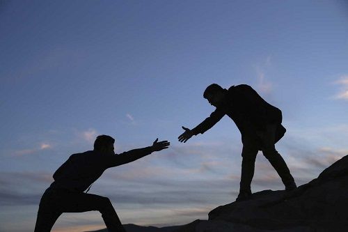 Họp lớp chỉ là nơi để khoe khoang sự giàu có thôi ư? Nhớ nguyên tắc "3 đi 3 không đi", không chỉ vui vẻ mà còn tích lũy được những mối quan hệ thực sự có ích - Ảnh 3.