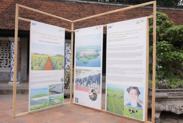 Du khách hào hứng khi vẽ tranh trên giấy rơm, được trải nghiệm làm giấy - Ảnh 10. Du khách hào hứng khi vẽ tranh trên giấy rơm, được trải nghiệm làm giấy - Ảnh 10.