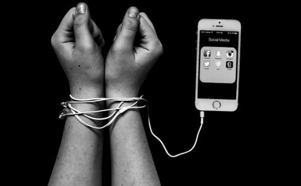 Tưởng rằng công nghệ kéo cả thế giới lại gần, riêng ông Đặng Lê Nguyên Vũ nói "ngồi cạnh nhau còn chụp và post ảnh cho nhau xem là bị khùng": "CNTT quả thực đã làm hỏng chúng ta! Tưởng là kết nối, nhưng thực ra là cắt đứt" - Ảnh 3. Tưởng rằng công nghệ kéo cả thế giới lại gần, riêng ông Đặng Lê Nguyên Vũ nói "ngồi cạnh nhau còn chụp và post ảnh cho nhau xem là bị khùng": "CNTT quả thực đã làm hỏng chúng ta! Tưởng là kết nối, nhưng thực ra là cắt đứt" - Ảnh 3.