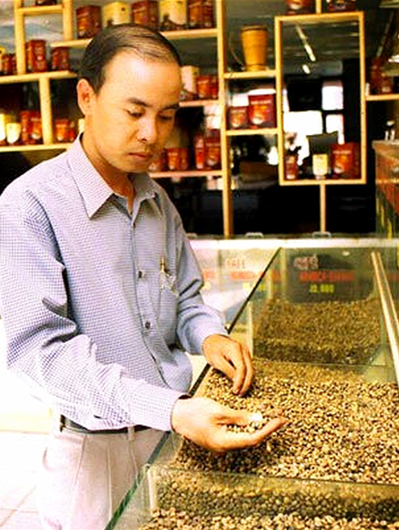 Con đường khởi nghiệp phi thường của Đặng Lê Nguyên Vũ: Từ chàng trai 22 tuổi rụng hết tóc vì câu hỏi làm giàu thiêu đốt đến ông chủ đế chế cà phê nuôi mộng kiếm 1.000 tỷ đô la cho Việt Nam - Ảnh 1. Con đường khởi nghiệp phi thường của Đặng Lê Nguyên Vũ: Từ chàng trai 22 tuổi rụng hết tóc vì câu hỏi làm giàu thiêu đốt đến ông chủ đế chế cà phê nuôi mộng kiếm 1.000 tỷ đô la cho Việt Nam - Ảnh 1.