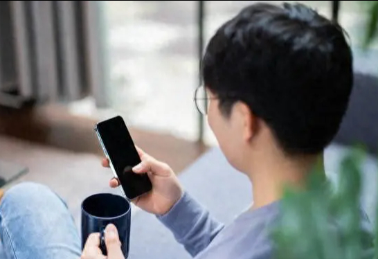 Đi họp lớp, tôi bị bạn chê dùng Iphone đời cũ, đến khi thanh toán bữa ăn 34 triệu đồng họ mới hốt hoảng, tôi nhận ra tình bạn chẳng còn vô tư - Ảnh 2.