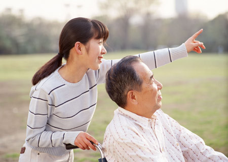 Tại sao con cái dù hiếu thảo đến mấy cũng không nên một mình chăm sóc cha mẹ già ốm đau quá lâu ngày? Lý do quá thực tế - Ảnh 1. Tại sao con cái dù hiếu thảo đến mấy cũng không nên một mình chăm sóc cha mẹ già ốm đau quá lâu ngày? Lý do quá thực tế - Ảnh 1.