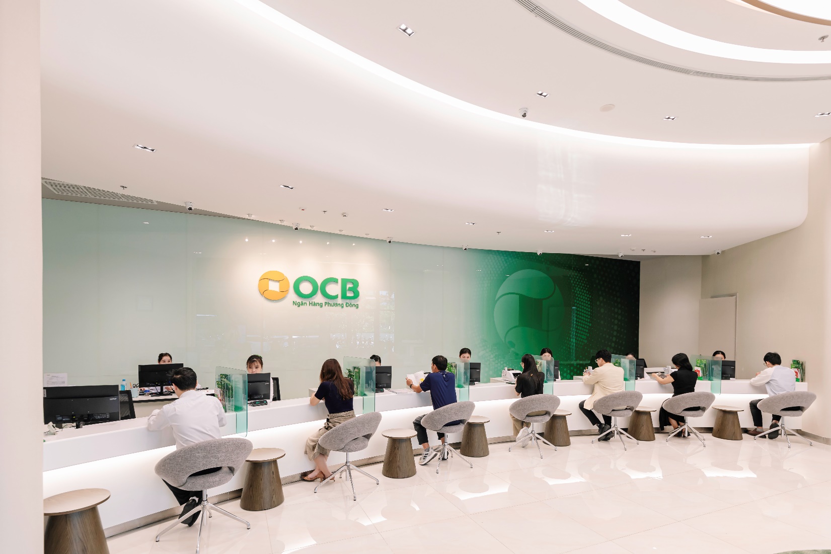 Ưu đãi lãi suất vay, chuyển đổi ngân hàng “xanh” và đẩy mạnh số hóa, OCB ghi nhận tăng trưởng mạnh mẽ trong quý 1 - Ảnh 2. O:\00. Du lieu chung\HinhAnh_SuKien\2023\2023-28-11- Sinh nhật chủ tịch, tổng giám đốc\28-11-2023 OCB Birhtday CEO&GD edit-20231130T025006Z-001\28-11-2023 OCB Birhtday CEO_GD edit\TLHM0472.jpg