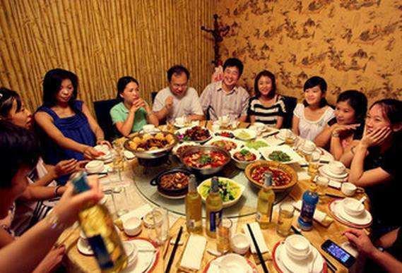 Về quê họp lớp sau 20 năm, lớp trưởng ra quy định "cấm khoe" trong buổi tiệc nhưng mọi người vẫn "cá mè một lứa", tôi liền tặng cho họ một bài học trị giá 50 triệu để ngừng coi thường bạn bè - Ảnh 1. Về quê họp lớp sau 20 năm, lớp trưởng ra quy định "cấm khoe" trong buổi tiệc nhưng mọi người vẫn "cá mè một lứa", tôi liền tặng cho họ một bài học trị giá 50 triệu để ngừng coi thường bạn bè - Ảnh 1.