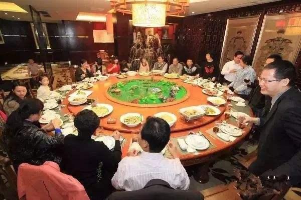Về quê họp lớp sau 20 năm, lớp trưởng ra quy định "cấm khoe" trong buổi tiệc nhưng mọi người vẫn "cá mè một lứa", tôi liền tặng cho họ một bài học trị giá 50 triệu để ngừng coi thường bạn bè - Ảnh 2. Về quê họp lớp sau 20 năm, lớp trưởng ra quy định "cấm khoe" trong buổi tiệc nhưng mọi người vẫn "cá mè một lứa", tôi liền tặng cho họ một bài học trị giá 50 triệu để ngừng coi thường bạn bè - Ảnh 2.