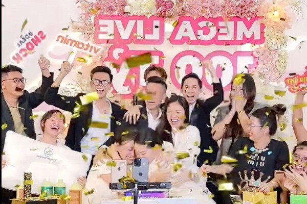 Hàng loạt phiên livestream tiền tỷ, có phiên chạm tới 100 tỷ đồng chưa tới 1 ngày: Sức mạnh đến từ giá rẻ nhất “không nơi đâu có" - Ảnh 1. Phiên livestream bán hàng đạt 100 tỷ đồng của cặp vợ chồng Hà Nội