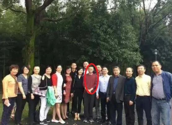 Sợ bạn học tự ti, Jack Ma không dám đi Maybach 62S tới họp lớp: Hành động nhỏ nhưng khiến ai cũng kính nể! - Ảnh 1. Sợ bạn học tự ti, Jack Ma không dám đi Maybach 62S tới họp lớp: Hành động nhỏ nhưng khiến ai cũng kính nể! - Ảnh 1.