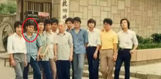 Sợ bạn học tự ti, Jack Ma không dám đi Maybach 62S tới họp lớp: Hành động nhỏ nhưng khiến ai cũng kính nể! - Ảnh 2. Sợ bạn học tự ti, Jack Ma không dám đi Maybach 62S tới họp lớp: Hành động nhỏ nhưng khiến ai cũng kính nể! - Ảnh 2.