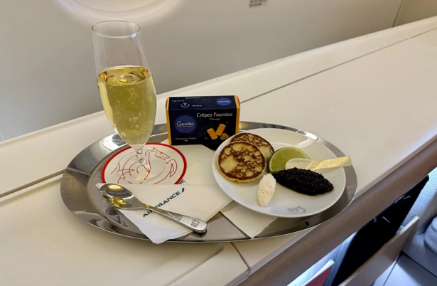 Qatar Airways hay Emirates cũng phải dạt sang một bên với 'khách sạn trên trời' của Air France: Cá nhân hóa dịch vụ, dùng Porsche đưa đón khách trong sân bay- Ảnh 9. Qatar Airways hay Emirates cũng phải dạt sang một bên với 'khách sạn trên trời' của Air France: Cá nhân hóa dịch vụ, dùng Porsche đưa đón khách trong sân bay- Ảnh 9.