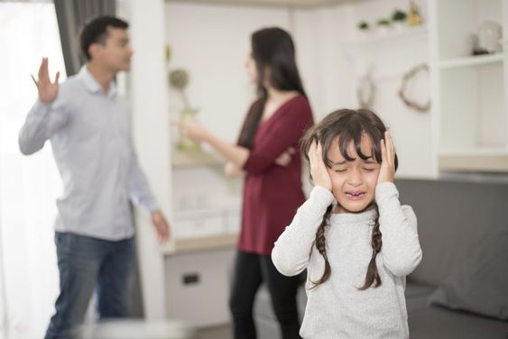 “Lát nữa đi vào cổng, con khuỵu gối xuống một chút, cổ rụt lại một tý, như vậy thì sẽ không mất tiền vé”: cha mẹ nghèo không thể nuôi dạy nên những đứa con có tương lai tươi sáng- Ảnh 1. “Lát nữa đi vào cổng, con khuỵu gối xuống một chút, cổ rụt lại một tý, như vậy thì sẽ không mất tiền vé”: cha mẹ nghèo không thể nuôi dạy nên những đứa con có tương lai tươi sáng- Ảnh 1.