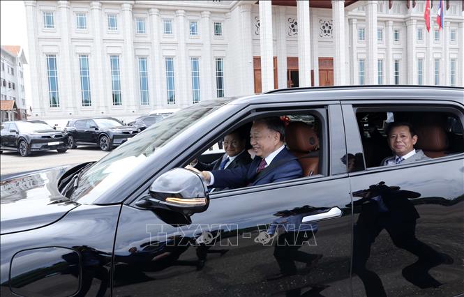 Việt Nam tặng Lào 20 xe VinFast VF 9- Ảnh 5. Việt Nam tặng Lào 20 xe VinFast VF 9- Ảnh 5.