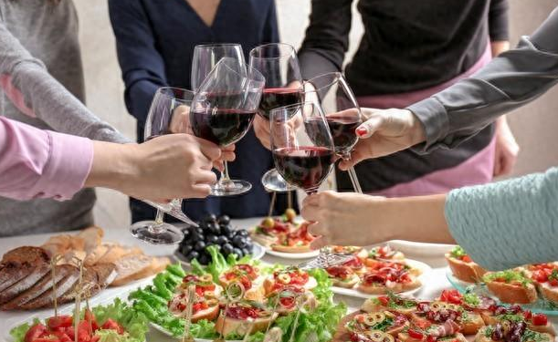 72 tuổi, đi họp lớp, thấy bạn là doanh nhân, nhà báo, còn tôi là hoạ sĩ chật vật đi bán tranh: Hoá ra người thành đạt đều dựa vào ĐIỀU này- Ảnh 3. 72 tuổi, đi họp lớp, thấy bạn là doanh nhân, nhà báo, còn tôi là hoạ sĩ chật vật đi bán tranh: Hoá ra người thành đạt đều dựa vào ĐIỀU này- Ảnh 3.