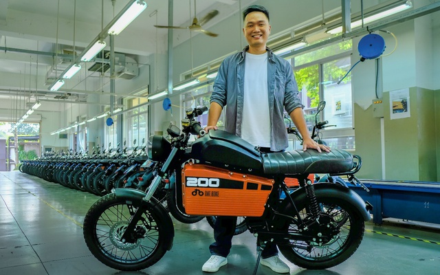 Bất ngờ: Dat Bike "flex" cha đẻ ChatGPT chính là một trong những người đầu tiên lái thử chiếc xe điện Việt- Ảnh 2. Bất ngờ: Dat Bike "flex" cha đẻ ChatGPT chính là một trong những người đầu tiên lái thử chiếc xe điện Việt- Ảnh 2.