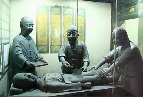 Sau khi tịnh thân, vì sao trên người thái giám luôn phát ra mùi lạ, phải đeo túi thơm để tránh ánh mắt soi mói xung quanh?- Ảnh 1. Sau khi tịnh thân, vì sao trên người thái giám luôn phát ra mùi lạ, phải đeo túi thơm để tránh ánh mắt soi mói xung quanh?- Ảnh 1.