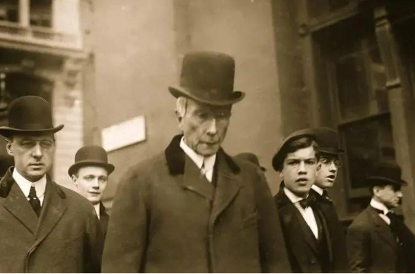 'Vua dầu mỏ' Rockefeller thẳng thắn: Làm việc chăm chỉ vẫn có thể nghèo hơn, người thông minh sẽ TỪ BỎ 3 thứ này để sớm giàu có, hưng thịnh- Ảnh 1. 'Vua dầu mỏ' Rockefeller thẳng thắn: Làm việc chăm chỉ vẫn có thể nghèo hơn, người thông minh sẽ TỪ BỎ 3 thứ này để sớm giàu có, hưng thịnh- Ảnh 1.