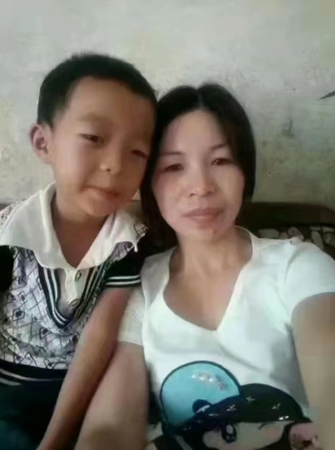 Xót xa người mẹ mắc bệnh ung thư qua đời trong lúc đi tìm con trai mất tích suốt 9 năm: "Mẹ sẽ không còn được gặp con nữa, mẹ xin lỗi!"- Ảnh 3. Xót xa người mẹ mắc bệnh ung thư qua đời trong lúc đi tìm con trai mất tích suốt 9 năm: "Mẹ sẽ không còn được gặp con nữa, mẹ xin lỗi!"- Ảnh 3.