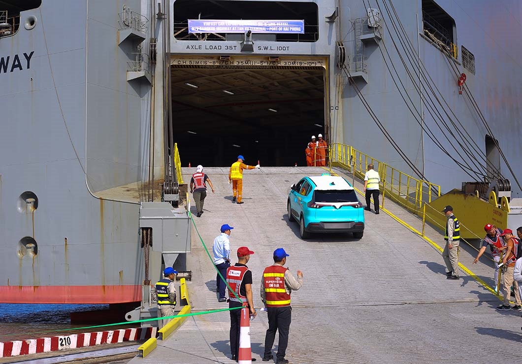 VinFast xuất khẩu lô 1.000 ô tô điện tay lái nghịch đầu tiên sang Indonesia- Ảnh 3. VinFast xuất khẩu lô 1.000 ô tô điện tay lái nghịch đầu tiên sang Indonesia- Ảnh 3.