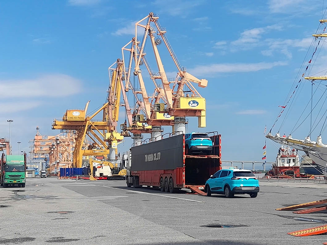 VinFast xuất khẩu lô 1.000 ô tô điện tay lái nghịch đầu tiên sang Indonesia- Ảnh 1. VinFast xuất khẩu lô 1.000 ô tô điện tay lái nghịch đầu tiên sang Indonesia- Ảnh 1.