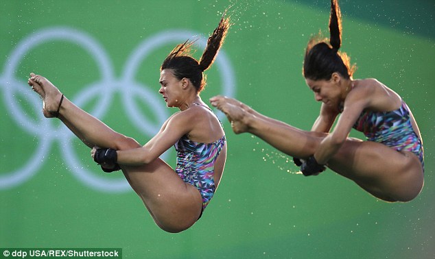 Những bê bối chấn động lịch sử Olympic: Sao nữ đuổi đồng đội ra khỏi phòng để "làm chuyện ấy", chị em sinh đôi mạo danh nhau, trọng tài bị đá dã man!- Ảnh 2. Những bê bối chấn động lịch sử Olympic: Sao nữ đuổi đồng đội ra khỏi phòng để "làm chuyện ấy", chị em sinh đôi mạo danh nhau, trọng tài bị đá dã man!- Ảnh 2.