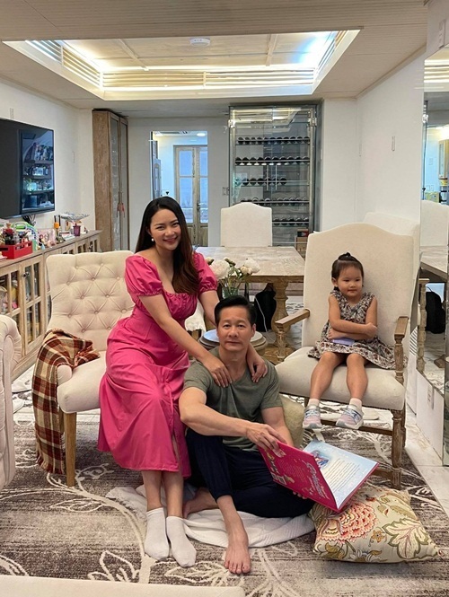 Nàng hậu lấy chồng hơn 26 tuổi: Rời showbiz, diện mạo gần 90 kg gây bất ngờ- Ảnh 6. Nàng hậu lấy chồng hơn 26 tuổi: Rời showbiz, diện mạo gần 90 kg gây bất ngờ- Ảnh 6.
