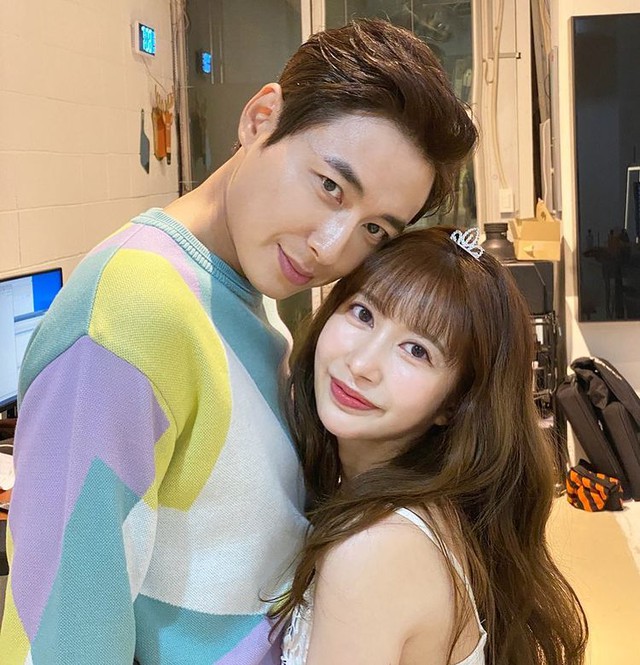Vượt biến cố sảy thai, tài tử đình đám và fangirl kém 14 tuổi vỡ oà đón tiểu công chúa ra đời- Ảnh 2. Vượt biến cố sảy thai, tài tử đình đám và fangirl kém 14 tuổi vỡ oà đón tiểu công chúa ra đời- Ảnh 2.