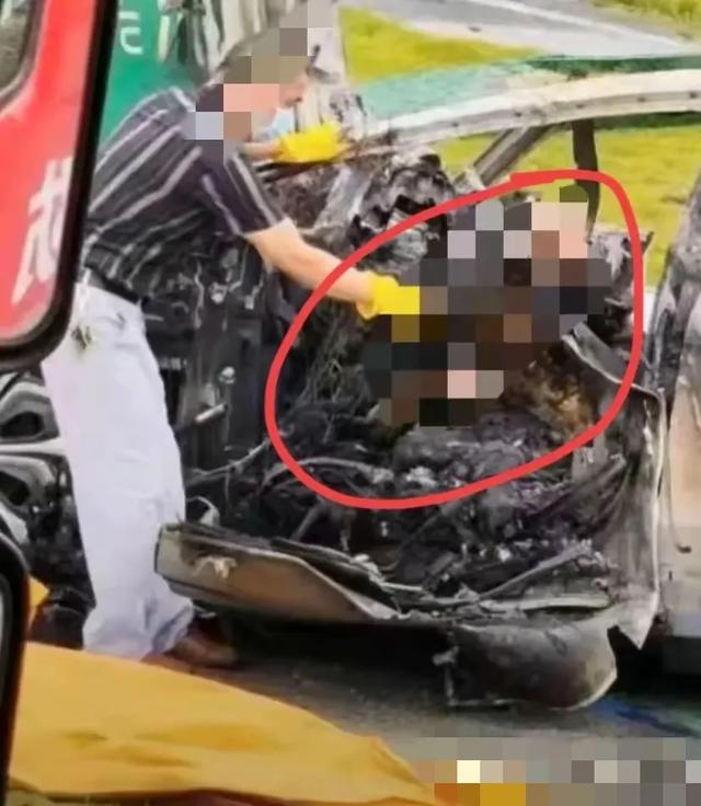 Khoảnh khắc kinh hoàng: Nữ tài xế mất lái, xe sang bốc cháy thành tro trong phút chốc- Ảnh 4. Khoảnh khắc kinh hoàng: Nữ tài xế mất lái, xe sang bốc cháy thành tro trong phút chốc- Ảnh 4.