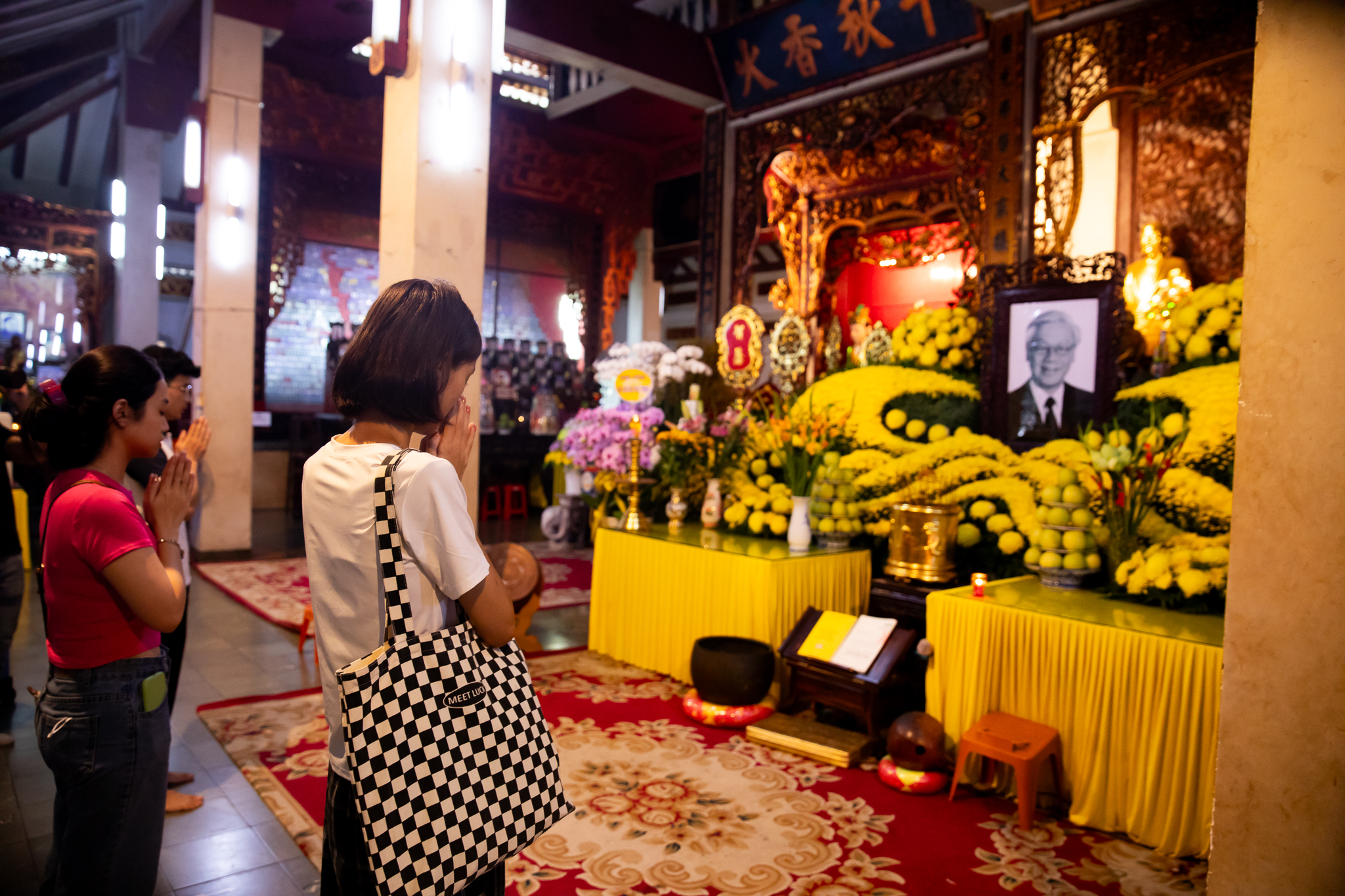 Người dân TP.HCM bật khóc trước di ảnh Tổng Bí thư Nguyễn Phú Trọng tại chùa Vĩnh Nghiêm- Ảnh 13. Người dân TP.HCM bật khóc trước di ảnh Tổng Bí thư Nguyễn Phú Trọng tại chùa Vĩnh Nghiêm- Ảnh 13.