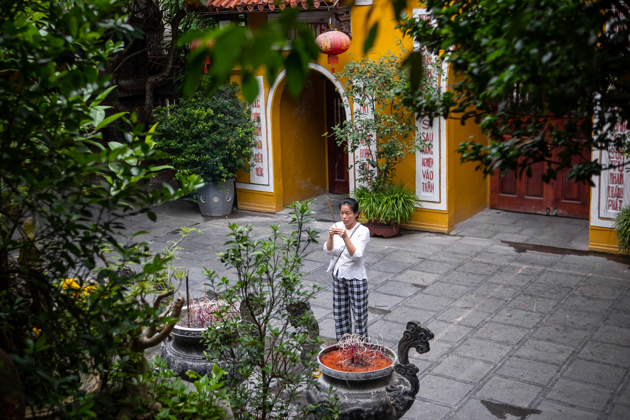 Người dân Hà Nội đến chùa cầu siêu, tưởng nhớ Tổng Bí thư Nguyễn Phú Trọng: "Tôi cảm thấy như mất mát người thân"- Ảnh 8. Người dân Hà Nội đến chùa cầu siêu, tưởng nhớ Tổng Bí thư Nguyễn Phú Trọng: "Tôi cảm thấy như mất mát người thân"- Ảnh 8.