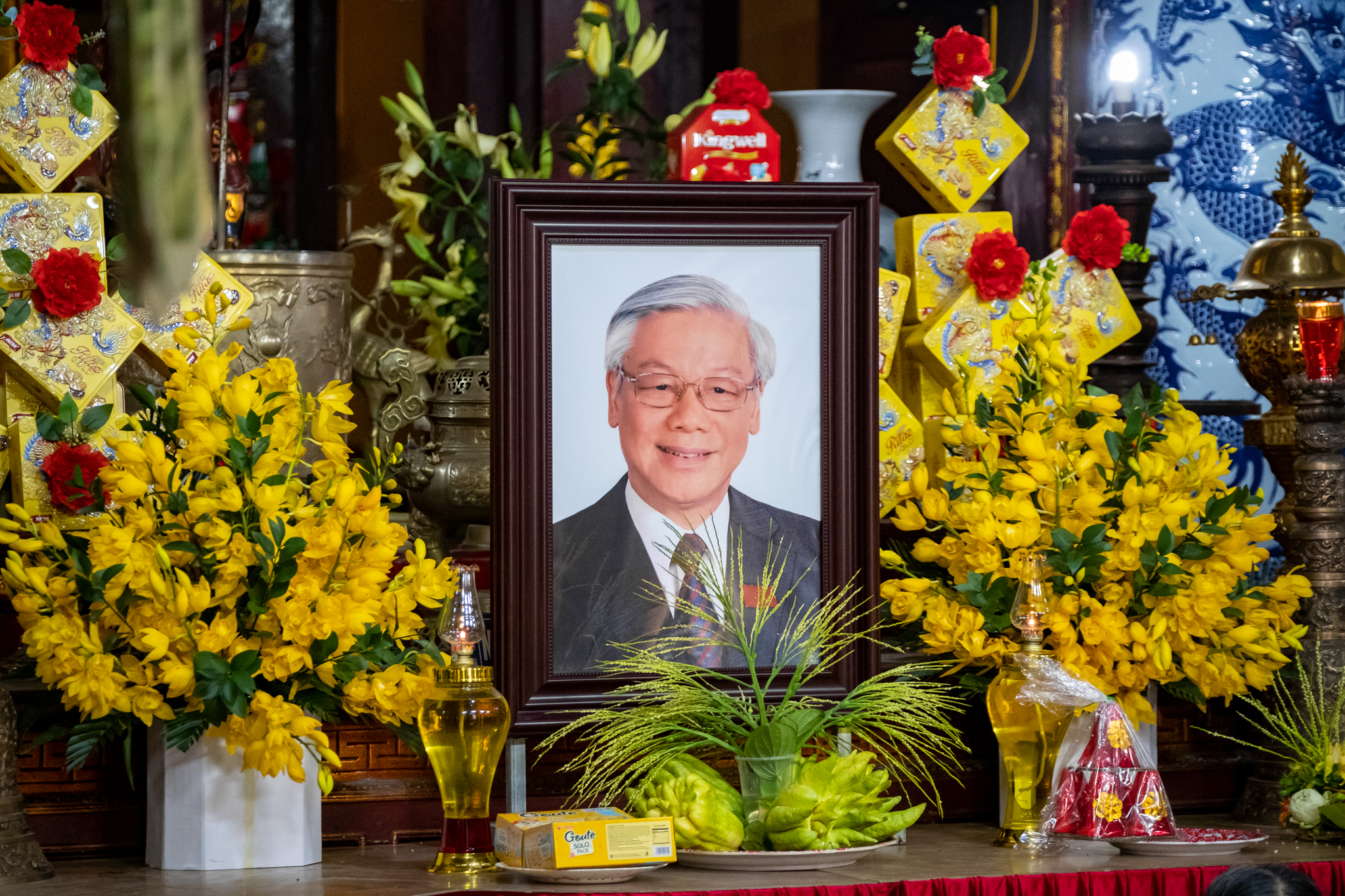 Người dân Hà Nội đến chùa cầu siêu, tưởng nhớ Tổng Bí thư Nguyễn Phú Trọng: "Tôi cảm thấy như mất mát người thân"- Ảnh 2. Người dân Hà Nội đến chùa cầu siêu, tưởng nhớ Tổng Bí thư Nguyễn Phú Trọng: "Tôi cảm thấy như mất mát người thân"- Ảnh 2.