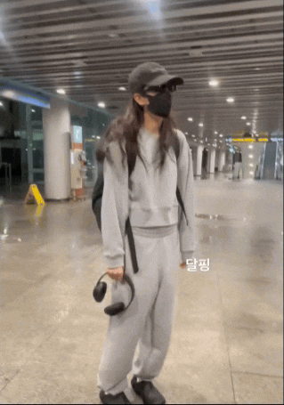 Jennie cúi gập người khi trở về Hàn Quốc sau ồn ào hút thuốc- Ảnh 3. Jennie cúi gập người khi trở về Hàn Quốc sau ồn ào hút thuốc- Ảnh 3.