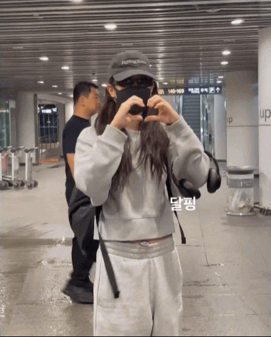 Jennie cúi gập người khi trở về Hàn Quốc sau ồn ào hút thuốc- Ảnh 1. Jennie cúi gập người khi trở về Hàn Quốc sau ồn ào hút thuốc- Ảnh 1.