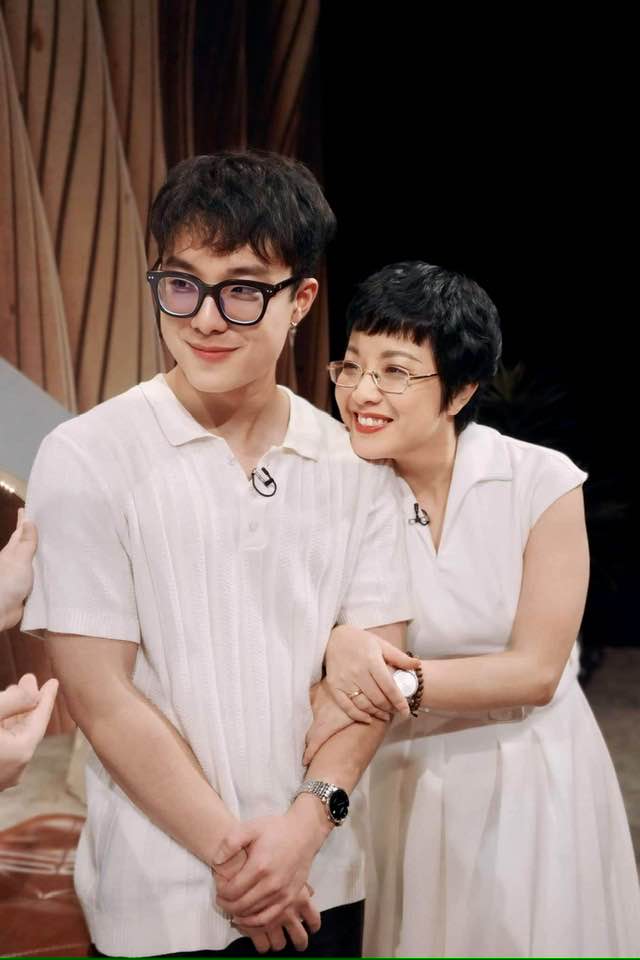 Con trai NS Công Lý gây chú ý với ngoại hình khác lạ trên sóng truyền hình- Ảnh 2. Con trai NS Công Lý gây chú ý với ngoại hình khác lạ trên sóng truyền hình- Ảnh 2.