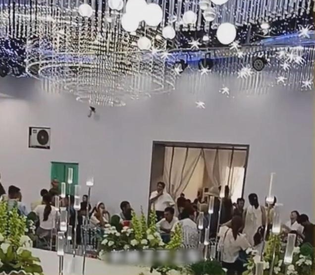 Vụ cô dâu chú rể đột ngột huỷ lễ cưới khi toàn bộ khách mời đã có mặt, vẫn ăn tiệc: Cần mừng tiền hay không?- Ảnh 1. Vụ cô dâu chú rể đột ngột huỷ lễ cưới khi toàn bộ khách mời đã có mặt, vẫn ăn tiệc: Cần mừng tiền hay không?- Ảnh 1.