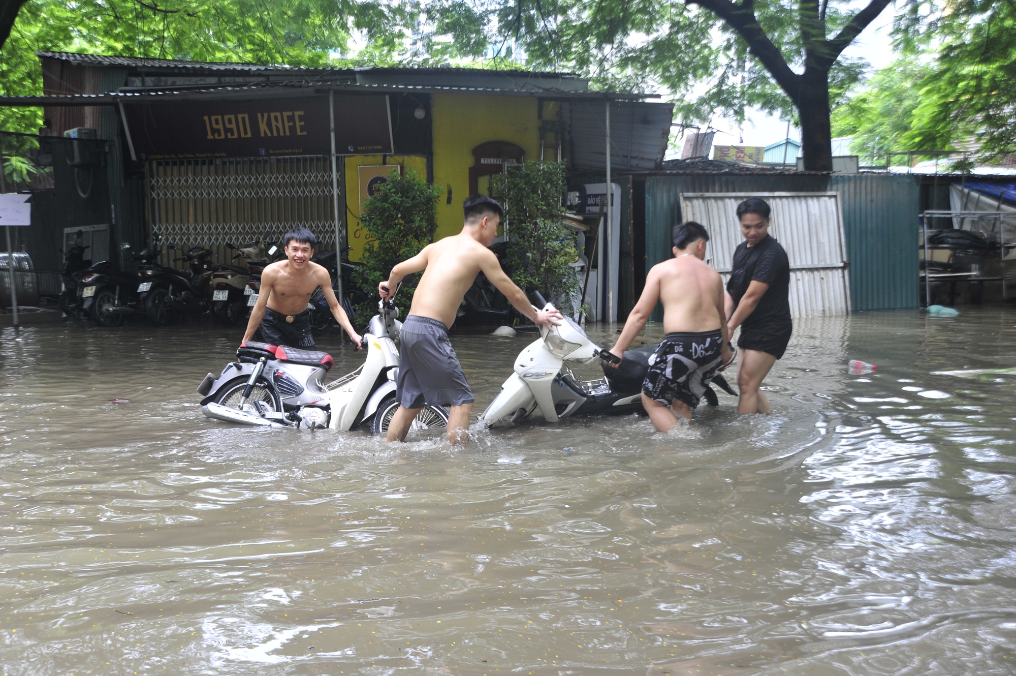 Hàng chục chiếc xe máy đã được các thanh niên này đưa ra khỏi hầm Hàng chục chiếc xe máy đã được các thanh niên này đưa ra khỏi hầm