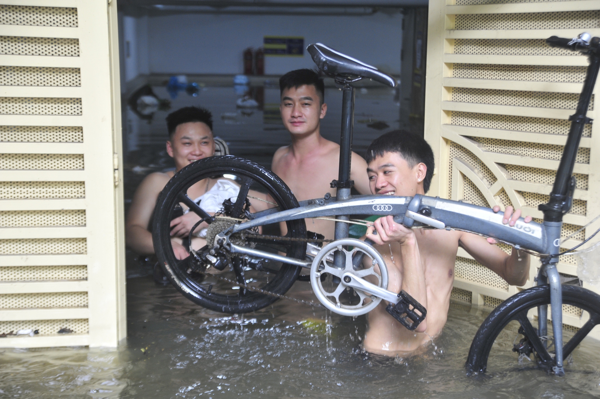 Nước ngập sâu trong hầm Nước ngập sâu trong hầm