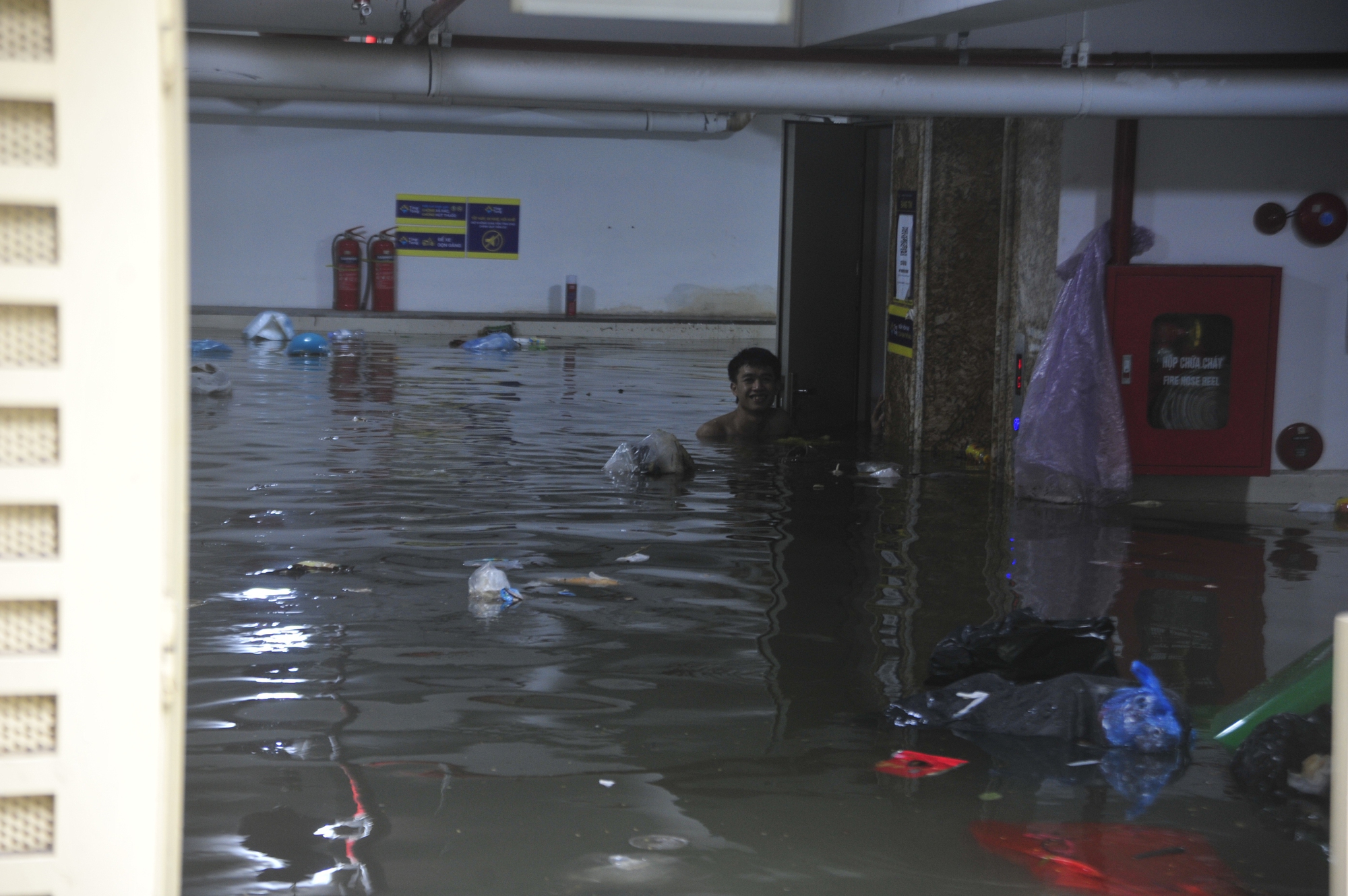 Do thang máy bị ngập nên người dân không thể qua lại Do thang máy bị ngập nên người dân không thể qua lại