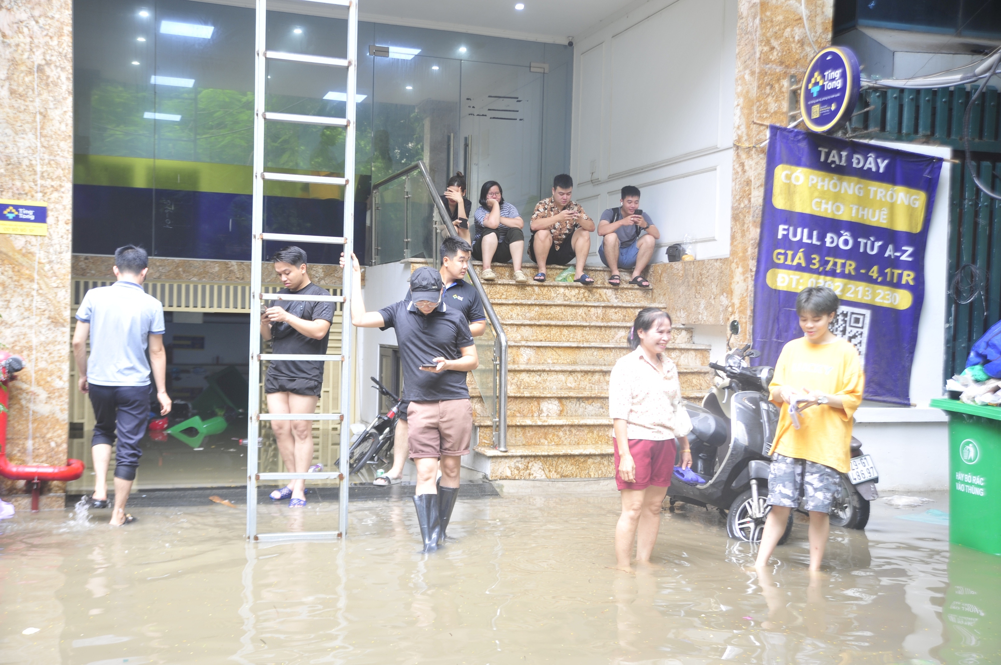 Lượng nước dâng cao đã tràn vào tầng hầm của tòa nhà Lượng nước dâng cao đã tràn vào tầng hầm của tòa nhà