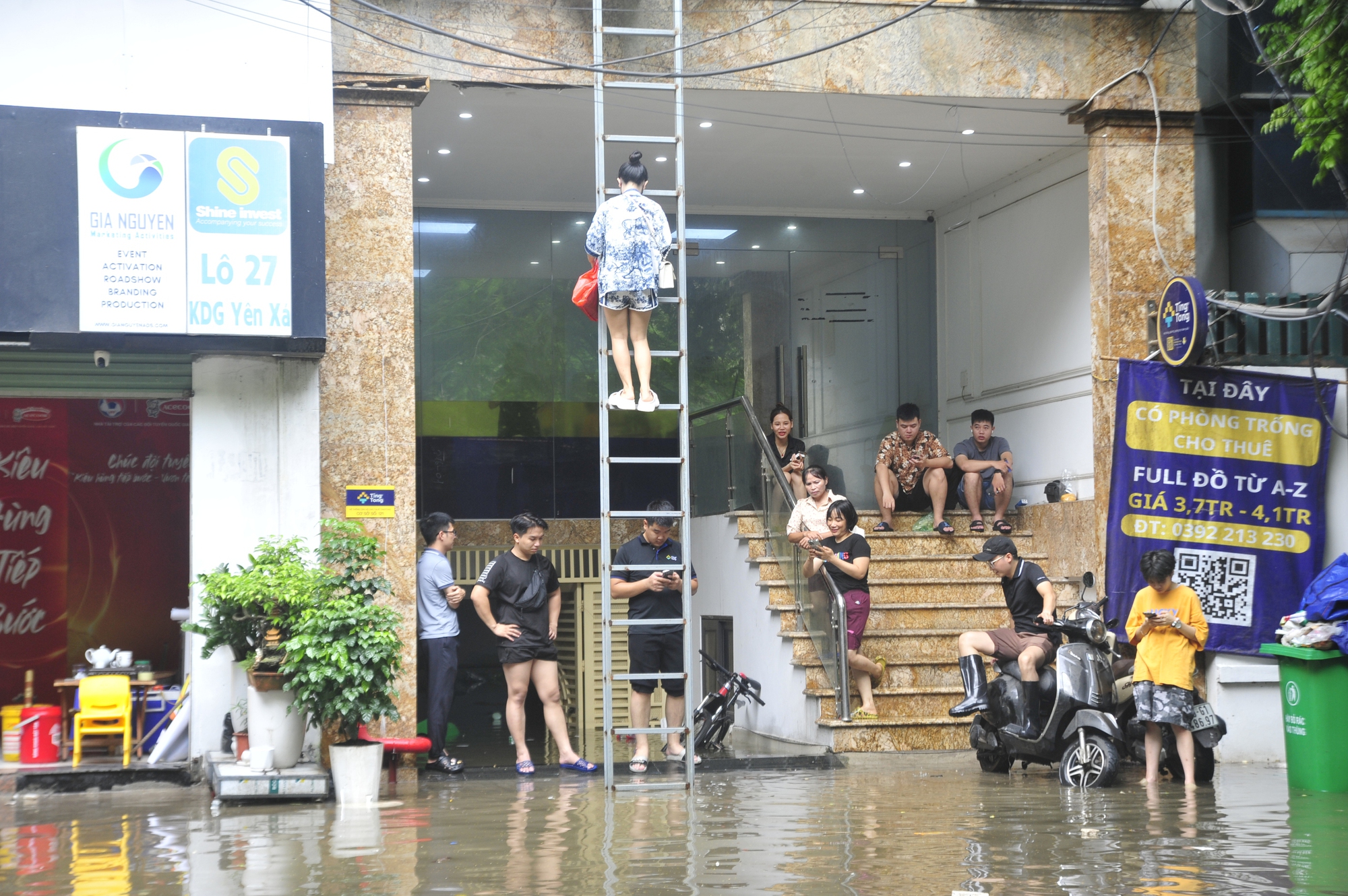 Do căn hộ tầng 1 làm văn phòng không có lối cho các tầng trên xuống sảnh nên cư dân phải xuống bằng thang Do căn hộ tầng 1 làm văn phòng không có lối cho các tầng trên xuống sảnh nên cư dân phải xuống bằng thang