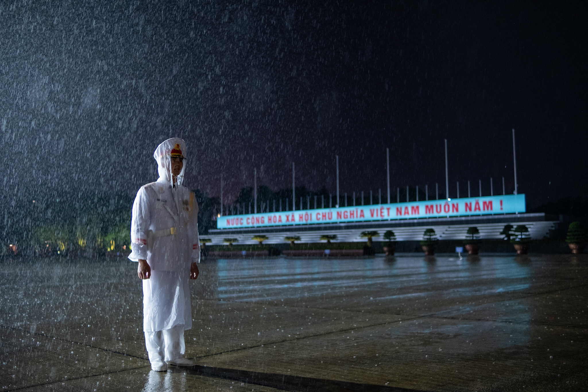 Lễ hạ cờ trong mưa trước ngày Quốc tang Tổng Bí thư Nguyễn Phú Trọng- Ảnh 7. Lễ hạ cờ trong mưa trước ngày Quốc tang Tổng Bí thư Nguyễn Phú Trọng- Ảnh 7.