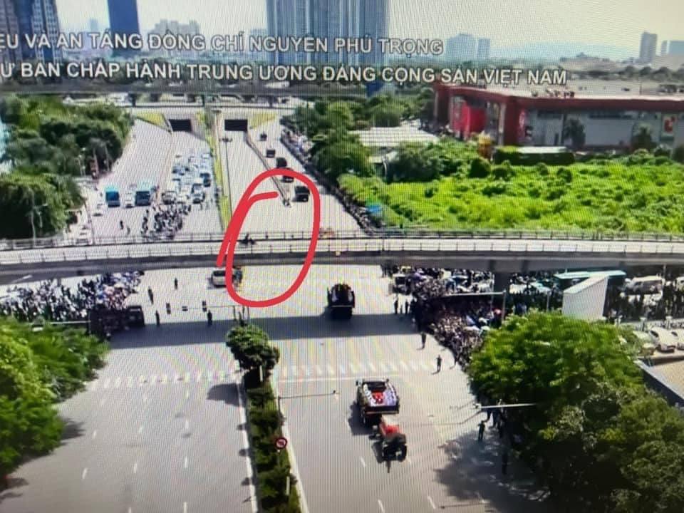 Cộng đồng mạng chia sẻ hình ảnh nam thanh niên phi xe lên cầu vượt Cộng đồng mạng chia sẻ hình ảnh nam thanh niên phi xe lên cầu vượt