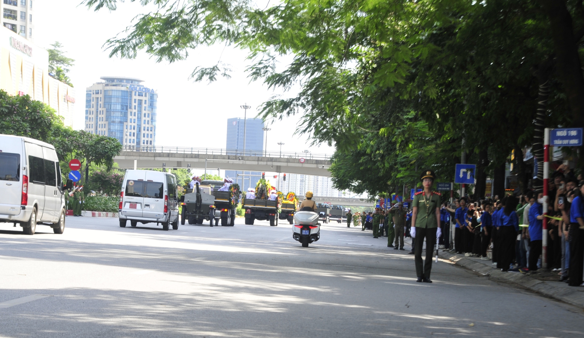 Công an xác minh nam thanh niên phi xe máy lên cầu vượt lúc đoàn xe linh cữu Tổng Bí thư đi qua- Ảnh 2. Công an xác minh nam thanh niên phi xe máy lên cầu vượt lúc đoàn xe linh cữu Tổng Bí thư đi qua- Ảnh 2.