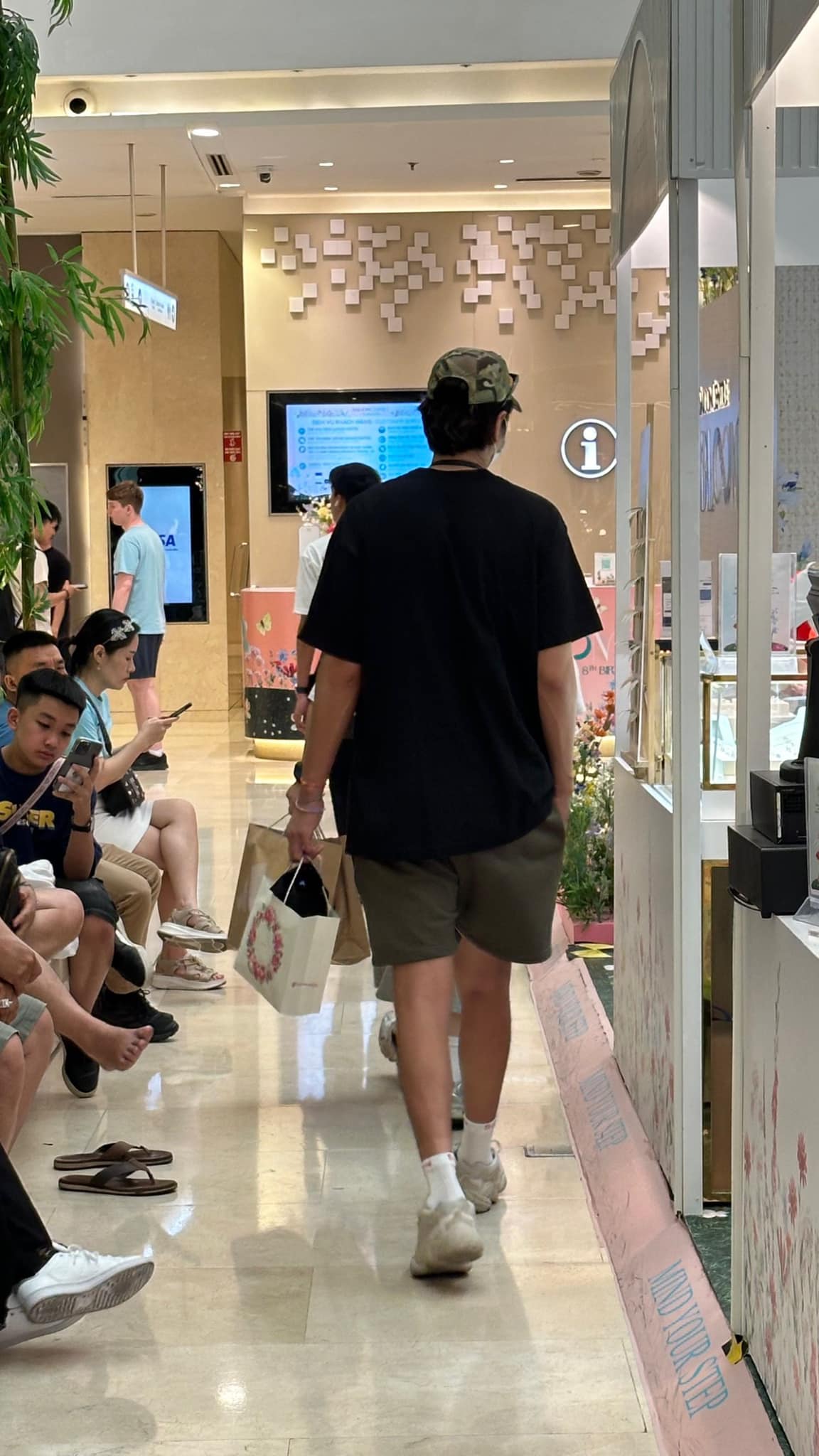 "Team qua đường" bắt gọn Lee Kwang Soo ở TP.HCM, vóc dáng "hươu cao cổ" lấn át cả đám đông- Ảnh 1. "Team qua đường" bắt gọn Lee Kwang Soo ở TP.HCM, vóc dáng "hươu cao cổ" lấn át cả đám đông- Ảnh 1.