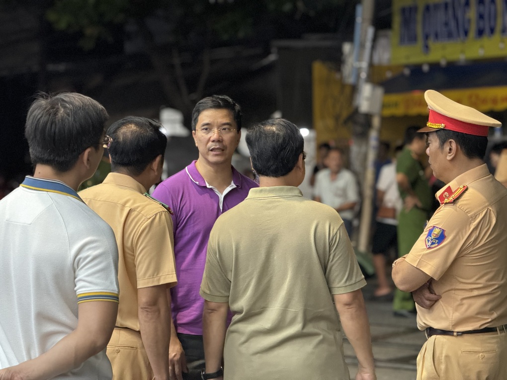Nhân chứng bàng hoàng kể lại vụ xe bán tải cố vượt rào chắn, bị tàu hỏa đâm văng khiến 5 người thương vong ở Biên Hoà- Ảnh 4.