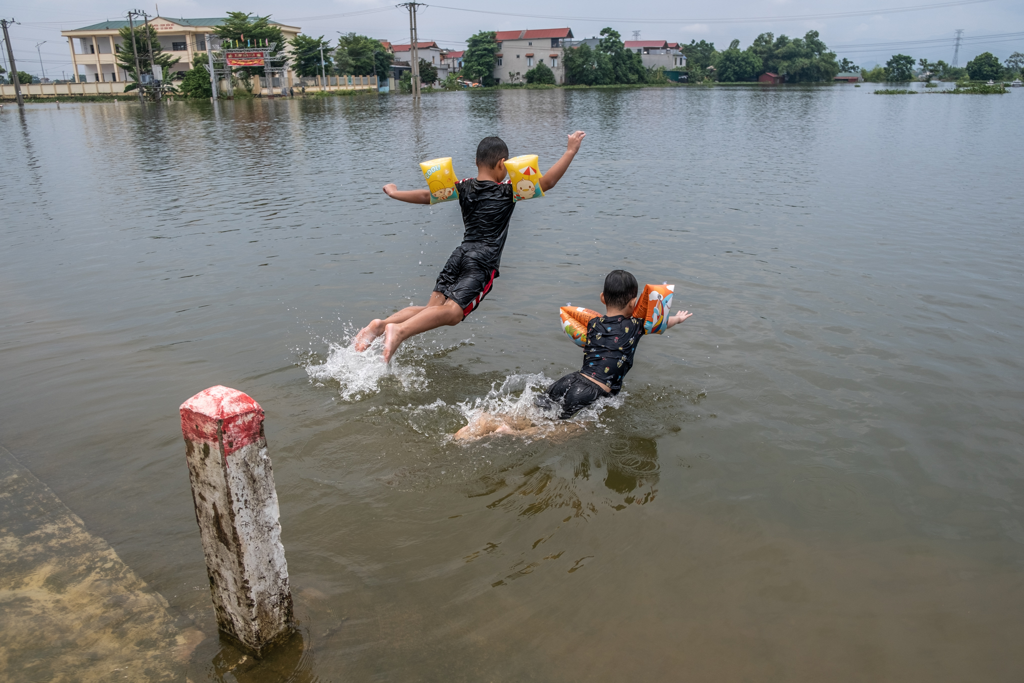 Một tuần sống cùng nước lũ của người dân ngoại thành Hà Nội: Chèo thuyền đi chợ, thả lưới bắt cá trước nhà- Ảnh 25.